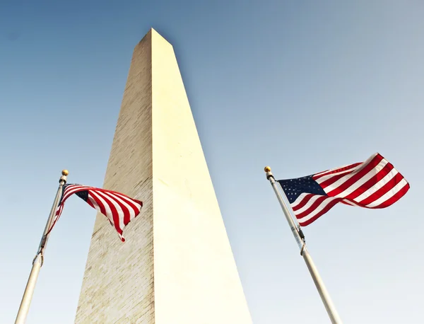 Dos banderas volando en el monumento a Washington —  Fotos de Stock