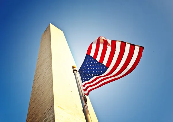 Vlastenecké létající vlajku na Washingtonův monument — Stock fotografie