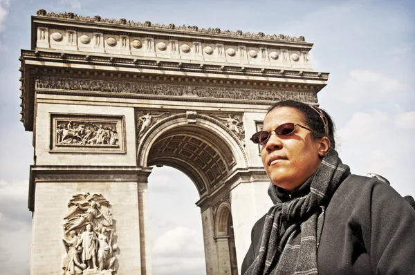 Nő a kerekesszék: Arc de Triomphe — Stock Fotó
