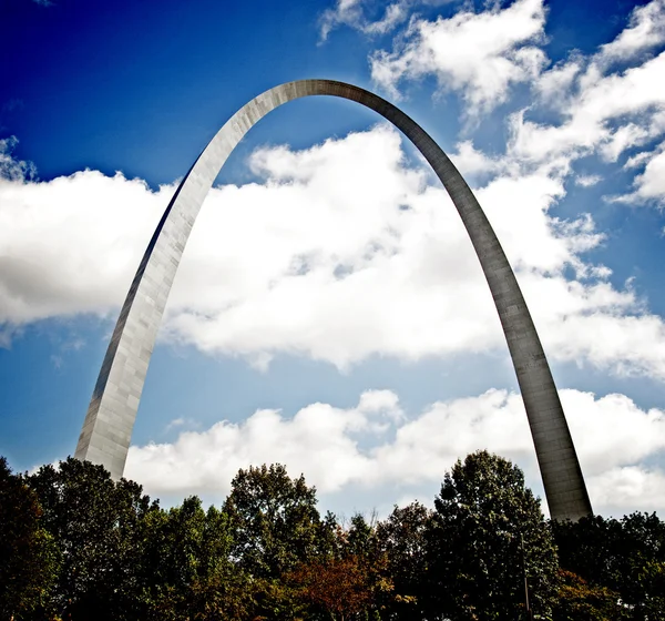 Arco soleado de St. Louis sobre árboles — Foto de Stock