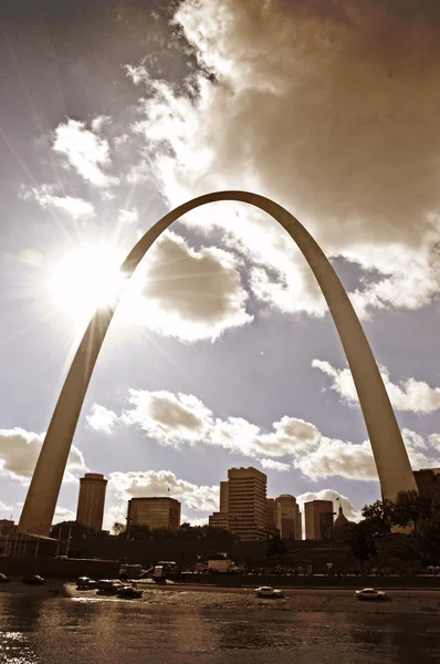 Arco soleggiato di St. Louis sulla città — Foto Stock