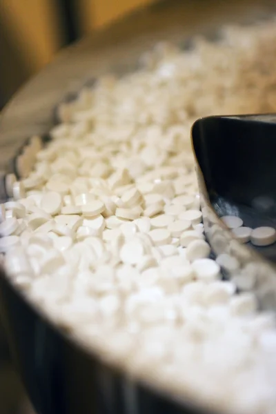 Píldoras en una industria farmacéutica — Foto de Stock