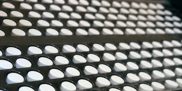 Таблетки в фармацевтической промышленности — стоковое фото