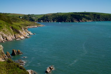 Devon Güney Batı Kıyı yolundan dartmouth yakınındaki kıyı şeridi