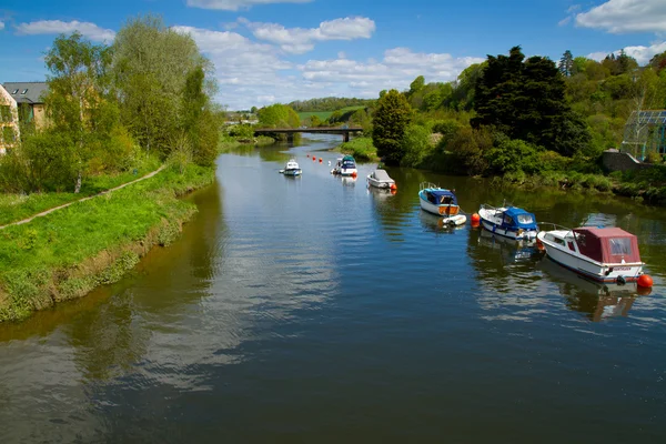 Um rio tranquilo em Totnes em Devon — Fotografia de Stock