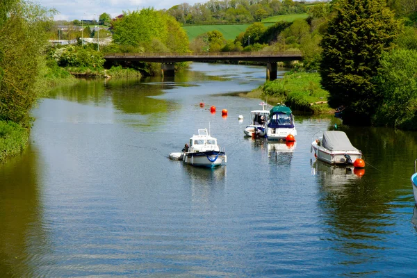 Човни на березі річки, що проходить через Totnes в Девоні — стокове фото