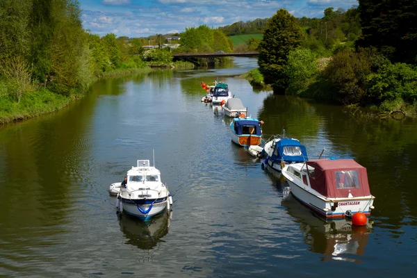 O rio que atravessa Totnes em Devon — Fotografia de Stock