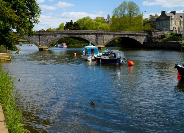 Barcos en el río por Totnes Bridge en Totnes Devon — Foto de Stock