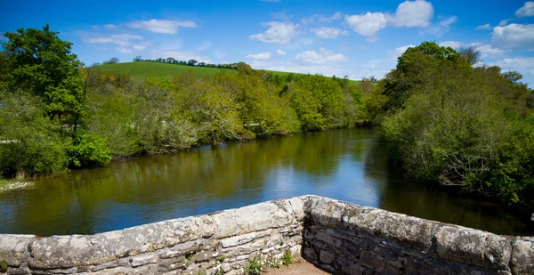 La vue sur la rivière Dart depuis le pont Staverton, Devon — Photo
