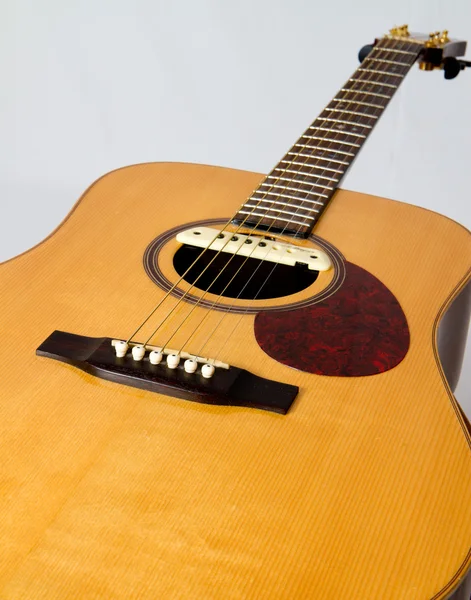 Bir pikap ile akustik gitar — Stok fotoğraf