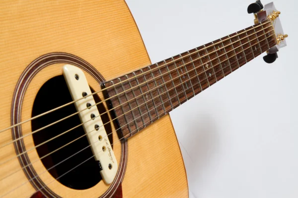 Eine Akustikgitarre auf weißem Hintergrund — Stockfoto