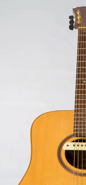 Стальная акустическая фолк-гитара — стоковое фото