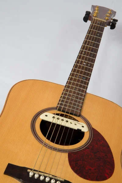 Uma guitarra folk acústica — Fotografia de Stock