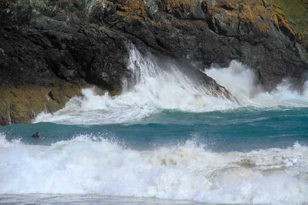 Wellen an der Kynance Bucht — Stockfoto