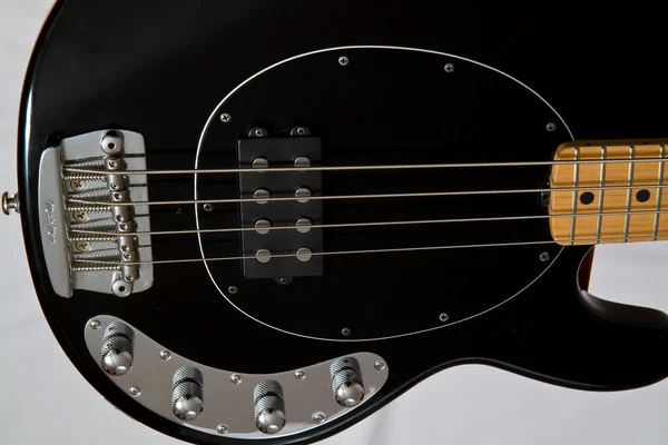 Der Korpus einer schwarzen Bassgitarre — Stockfoto