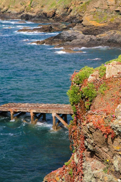 Ein ins Meer ragender Steg auf der Eidechsenhalbinsel — Stockfoto