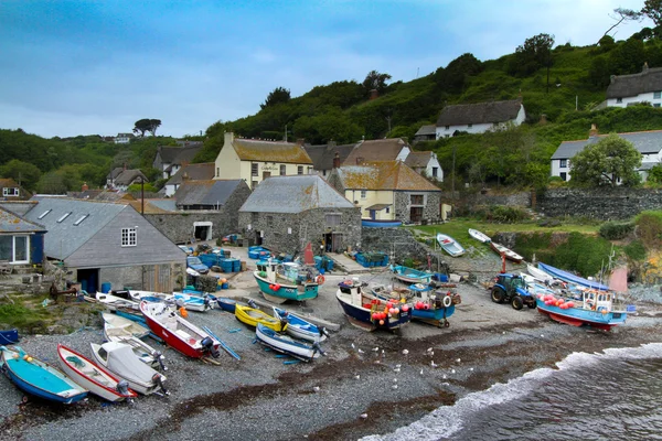 Barcos de pesca em Cadgwith Cornwall, Inglaterra — Fotografia de Stock