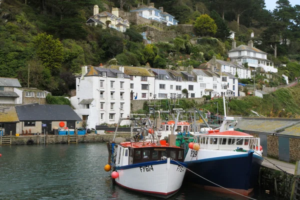 Polperro Cornwall kikötő horgonyzó hajók — Stock Fotó