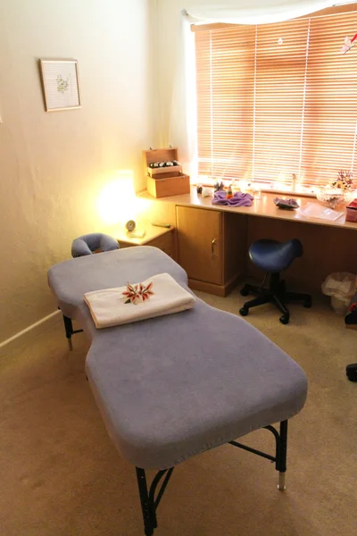 Mesa de massagem em um quarto — Fotografia de Stock