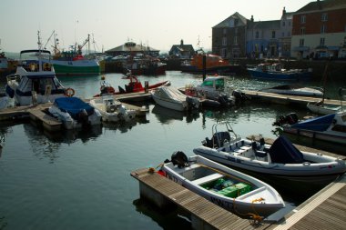 padstow Harbour sakin ve güneşli bir günde Cornwall, istirahat tekneler