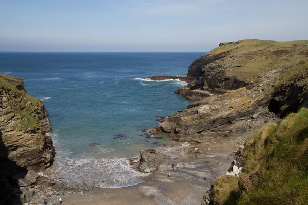 Tintagel beach and bay in Cornwall adjacent to Tintagel castle on a sunny day — Stock Photo, Image
