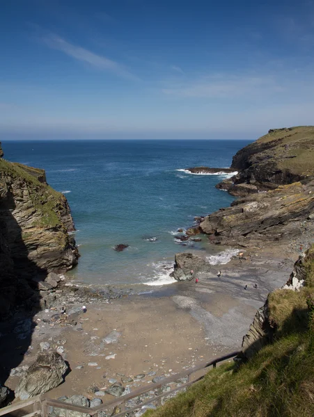 Tintagel pláže a zátoky v Cornwallu na krásný den — Stock fotografie