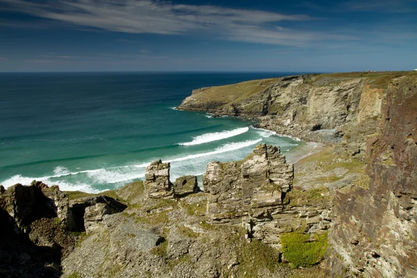 Hole Beach in Cornwall on a beautiful day from the South-est coastal path. — Stock Photo, Image