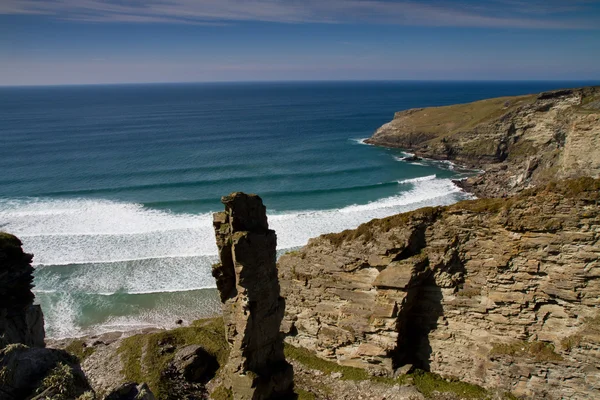 De kust van Cornwall blauwe hemel op een mooie dag. — Stockfoto