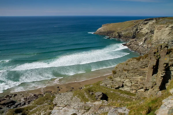 Una vista desde el sendero costero suroeste de la playa de Hole en Treknow, Cornwall —  Fotos de Stock