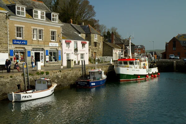 The waterfront in Padstow harbour in Cornwall, on a calm sunny day — Stock Photo, Image