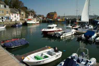 Padstow sakin ve güneşli bir günde cornwall, limanda