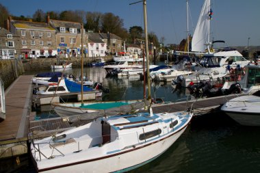 Cornwall, İngiltere'de güneşli bir günde padstow limanında demirleyen tekneleri