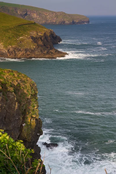 A view from the coastal path leading into Port Isaac in Cornwall — Stock Photo, Image