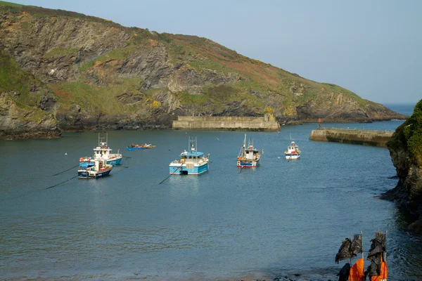Boats moored in Port Isaac bay in Cornwall on a beautiful spring day. — Stock Photo, Image