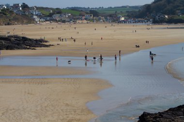 Cornwall Polzeath kumsalda güzel, güneşli bir gün