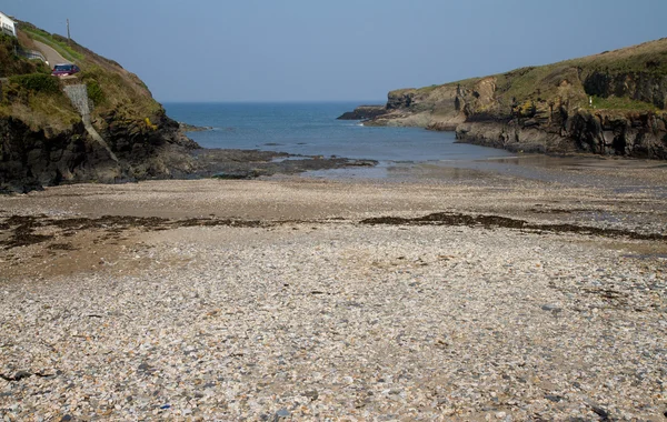 The beach and bay at Port Gaverne, Cornwall — Stock Photo, Image