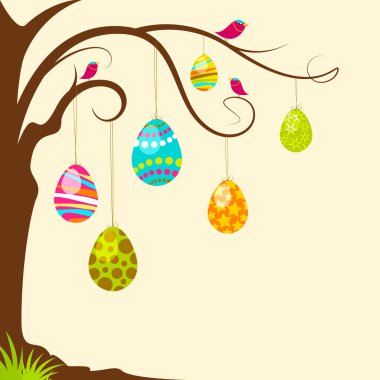 Paskalya yumurtası ağaca tutunan