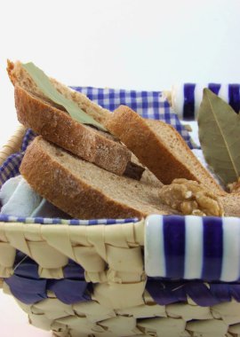 bambu sepet içinde organik ekmek dilimleri