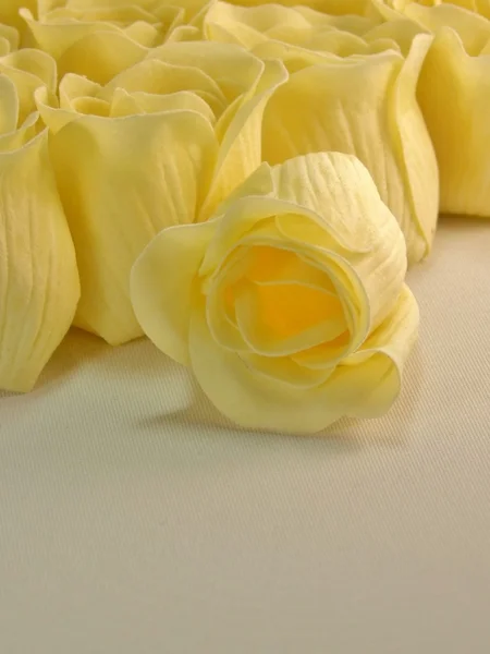 Gule roser fremstillet af papirsæbe - Stock-foto