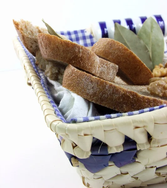 Rebanadas de pan ecológico en cesta de bambú —  Fotos de Stock