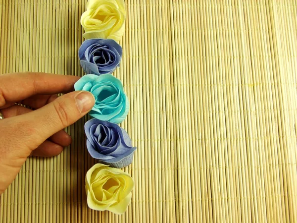 Цветные бумажные мыльные розы — стоковое фото