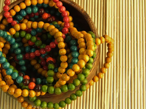 Joyería colorida de madera en mesa de bambú — Foto de Stock