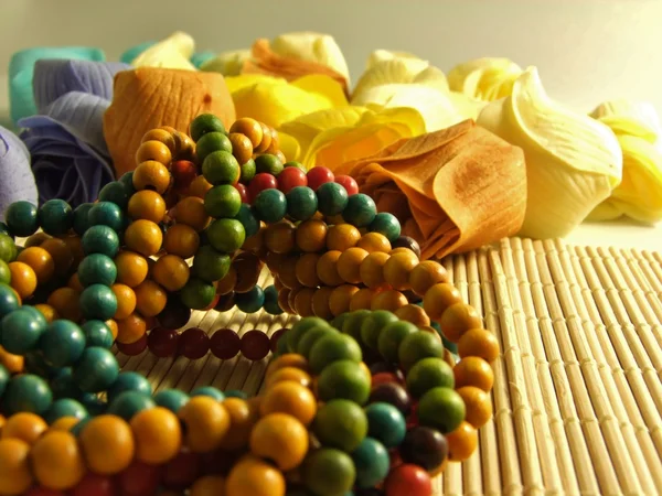 Bijoux colorés en bois sur table en bambou — Photo