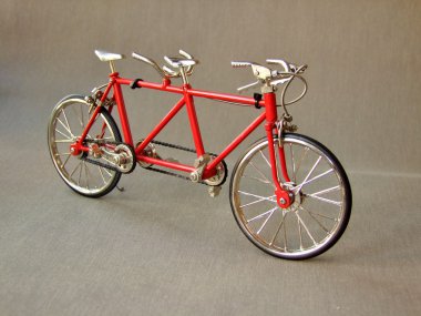 iki kırmızı bisiklet