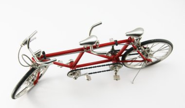 iki kırmızı bisiklet