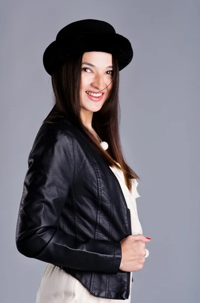 Dziewczyna w kapeluszu w czarnej skórzanej kurtce — Zdjęcie stockowe