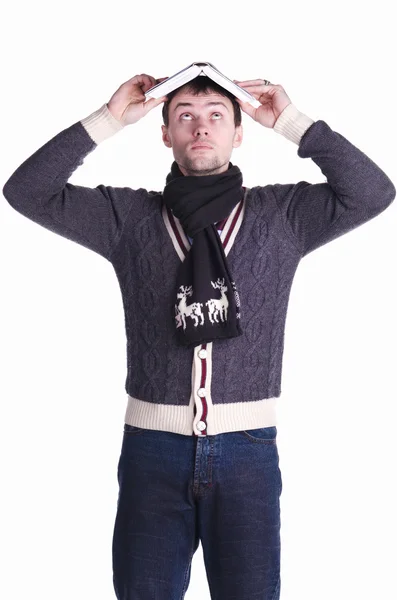 adam bir kazak kitap başını tutar.