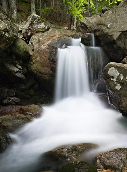 Vodopád na horském potoku — Stock fotografie