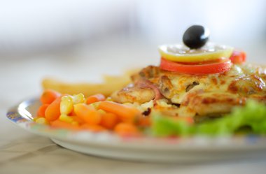 biftek plaka sebze garnitür ile