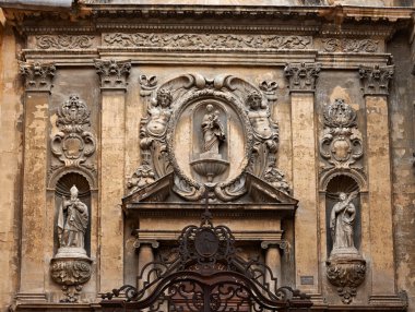 bir katedral cephe üzerinde zengin dekorasyonu